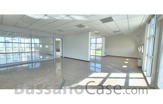 OPEN SPACE DREZIONALE DI PRESTIGIO IN AFFITTO NEI LIMITROFI DI BASSANO DEL GRAPPA - Foto 2 di 10