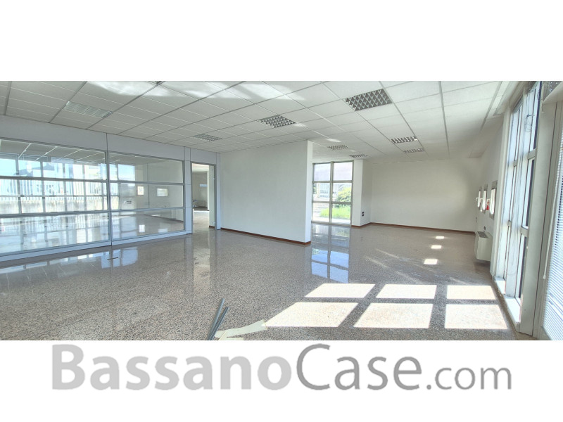 OPEN SPACE DREZIONALE DI PRESTIGIO IN AFFITTO NEI LIMITROFI DI BASSANO DEL GRAPPA - Foto 2 di 10