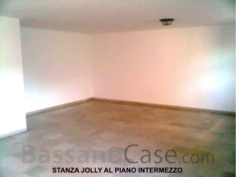 SPAZIOSA ABITAZIONE DI OLTRE 200 MQ, CON 5 CAMERE, IN AFFITTO  A ROMANO D'EZZELINO - Foto 1 di 12