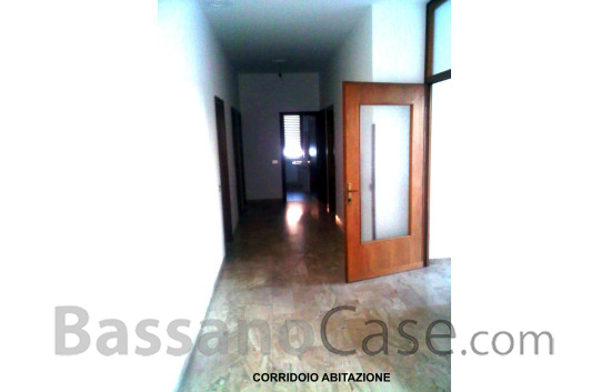 SPAZIOSA ABITAZIONE DI OLTRE 200 MQ, CON 5 CAMERE, IN AFFITTO  A ROMANO D'EZZELINO - Foto 2 di 12