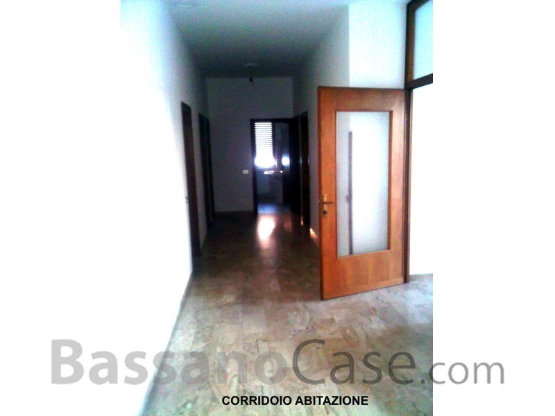 SPAZIOSA ABITAZIONE DI OLTRE 200 MQ, CON 5 CAMERE, IN AFFITTO  A ROMANO D'EZZELINO - Foto 2 di 12