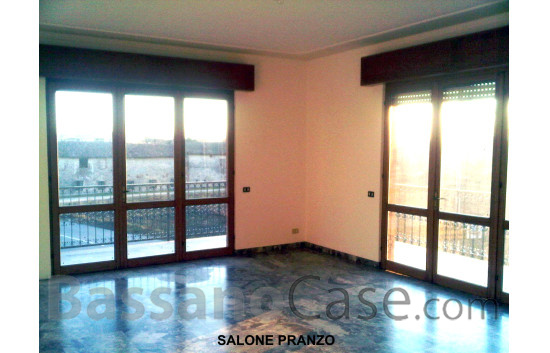 SPAZIOSA ABITAZIONE DI OLTRE 200 MQ, CON 5 CAMERE, IN AFFITTO  A ROMANO D'EZZELINO - Foto 3 di 12