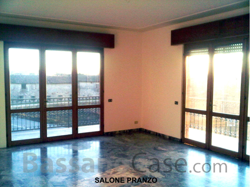 SPAZIOSA ABITAZIONE DI OLTRE 200 MQ, CON 5 CAMERE, IN AFFITTO  A ROMANO D'EZZELINO - Foto 3 di 12