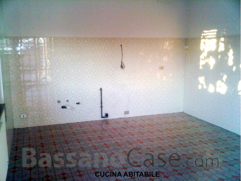 SPAZIOSA ABITAZIONE DI OLTRE 200 MQ, CON 5 CAMERE, IN AFFITTO  A ROMANO D'EZZELINO - Foto 4 di 12