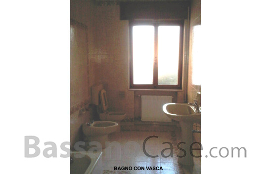 SPAZIOSA ABITAZIONE DI OLTRE 200 MQ, CON 5 CAMERE, IN AFFITTO  A ROMANO D'EZZELINO - Foto 5 di 12