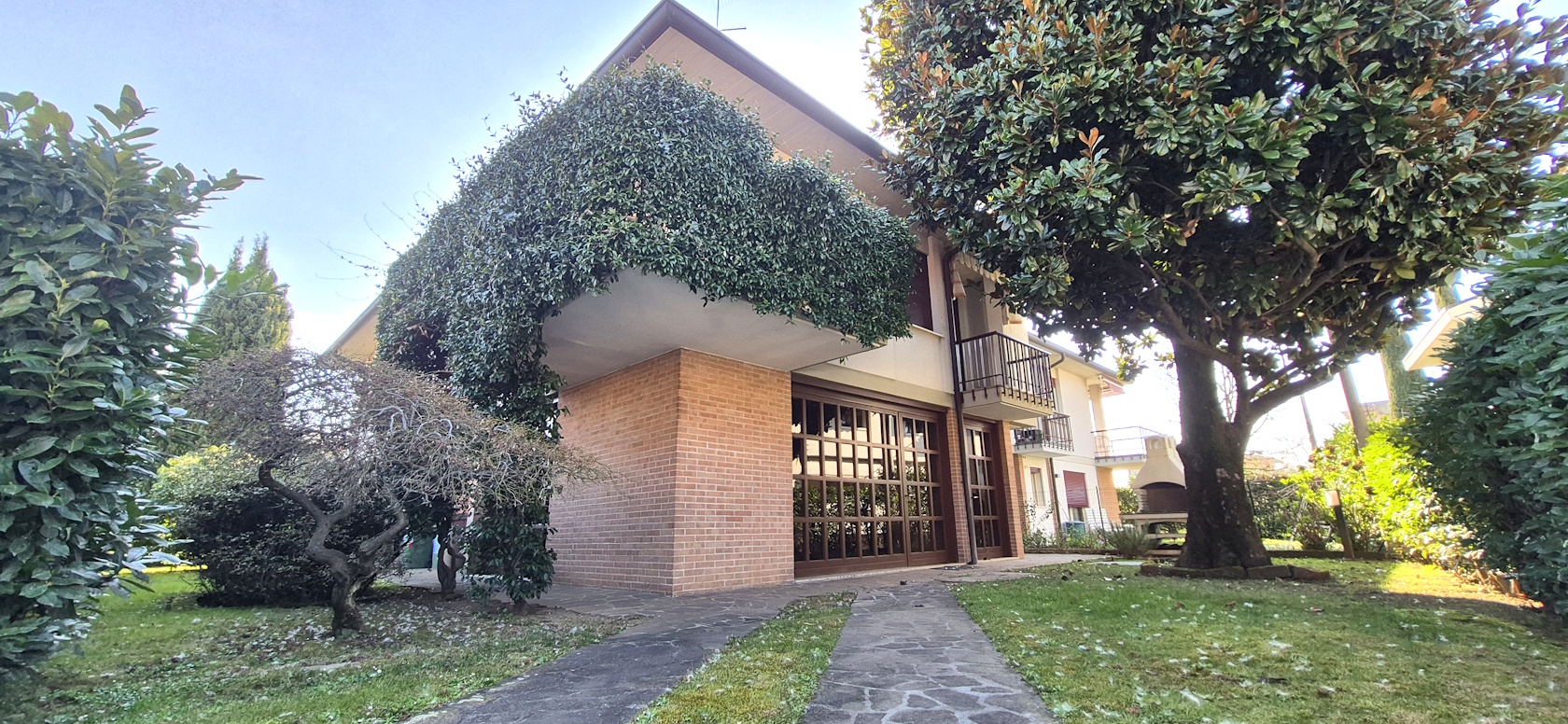 VILLA BIFAMILIARE COMPLETAMENTE INDIPENDENTE IN VENDITA A BASSANO DEL GRAPPA - Foto 0 di 22