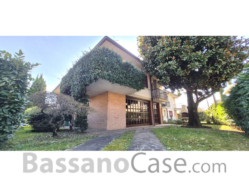VILLA BIFAMILIARE COMPLETAMENTE INDIPENDENTE IN VENDITA A BASSANO DEL GRAPPA - Foto 0 di 22