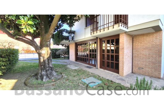 VILLA BIFAMILIARE COMPLETAMENTE INDIPENDENTE IN VENDITA A BASSANO DEL GRAPPA - Foto 1 di 22