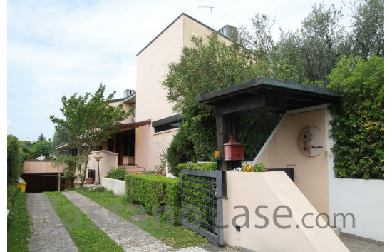 VILLA BIFAMILIARE DI DESIGN SVILUPPATA SU PIANI SFALSATI - Foto 1 di 9