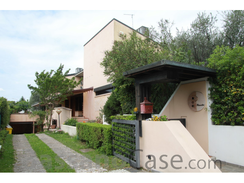 VILLA BIFAMILIARE DI DESIGN SVILUPPATA SU PIANI SFALSATI - Foto 1 di 9