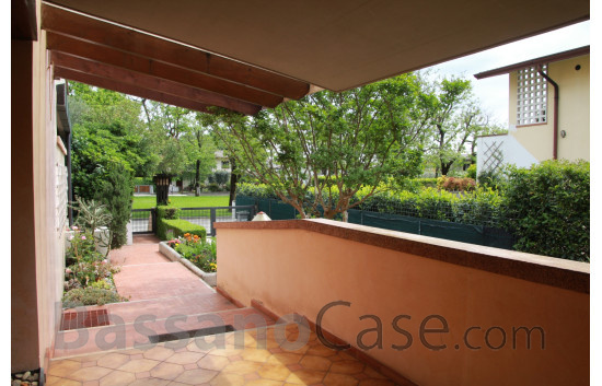 VILLA BIFAMILIARE DI DESIGN SVILUPPATA SU PIANI SFALSATI - Foto 2 di 9