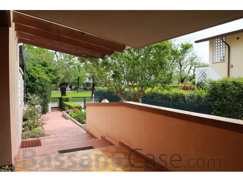 VILLA BIFAMILIARE DI DESIGN SVILUPPATA SU PIANI SFALSATI - Foto 2 di 9