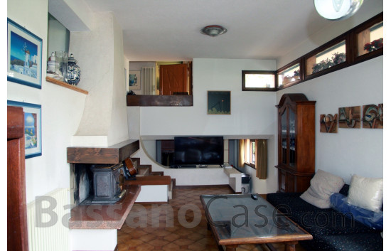 VILLA BIFAMILIARE DI DESIGN SVILUPPATA SU PIANI SFALSATI - Foto 6 di 9