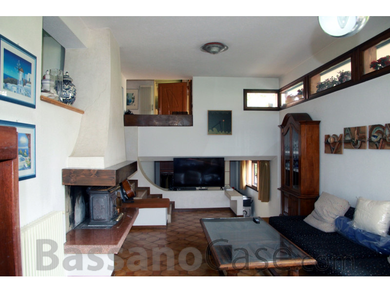 VILLA BIFAMILIARE DI DESIGN SVILUPPATA SU PIANI SFALSATI - Foto 6 di 9