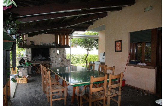 VILLA BIFAMILIARE DI DESIGN SVILUPPATA SU PIANI SFALSATI - Foto 4 di 9