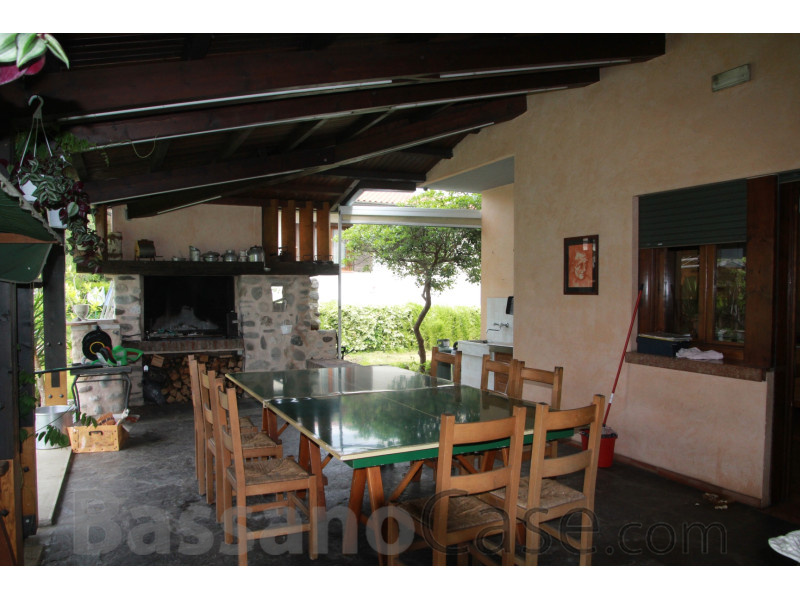 VILLA BIFAMILIARE DI DESIGN SVILUPPATA SU PIANI SFALSATI - Foto 4 di 9