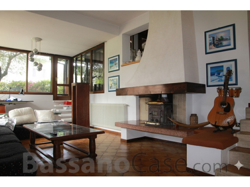 VILLA BIFAMILIARE DI DESIGN SVILUPPATA SU PIANI SFALSATI - Foto 5 di 9