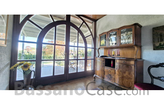 VILLA SINGOLA SVILUPPATA SU UN SINGOLO PIANO IN VENDITA NEI LIMITROFI DI BASSANO DEL GRAPPA - Foto 5 di 24