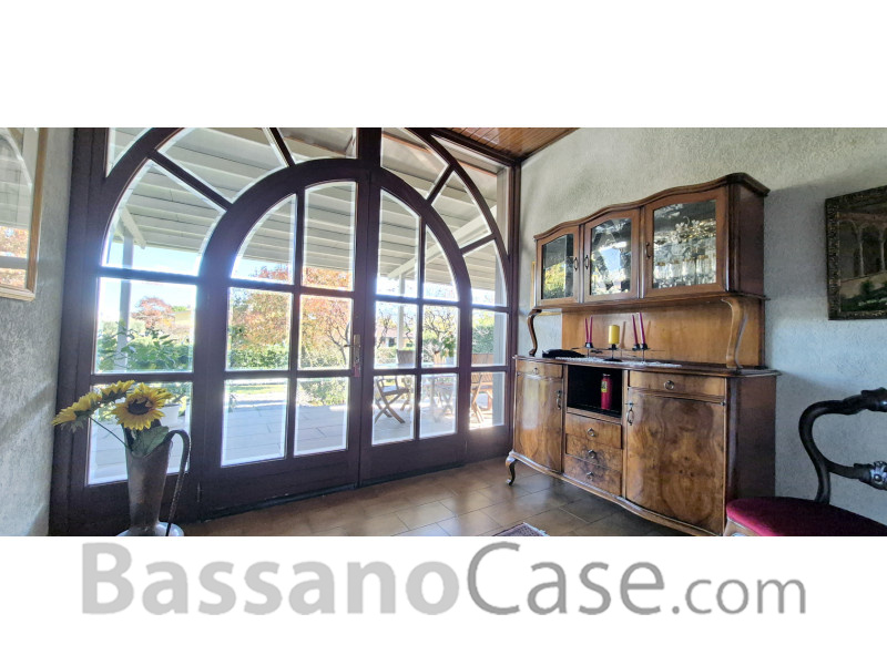 VILLA SINGOLA SVILUPPATA SU UN SINGOLO PIANO IN VENDITA NEI LIMITROFI DI BASSANO DEL GRAPPA - Foto 5 di 24