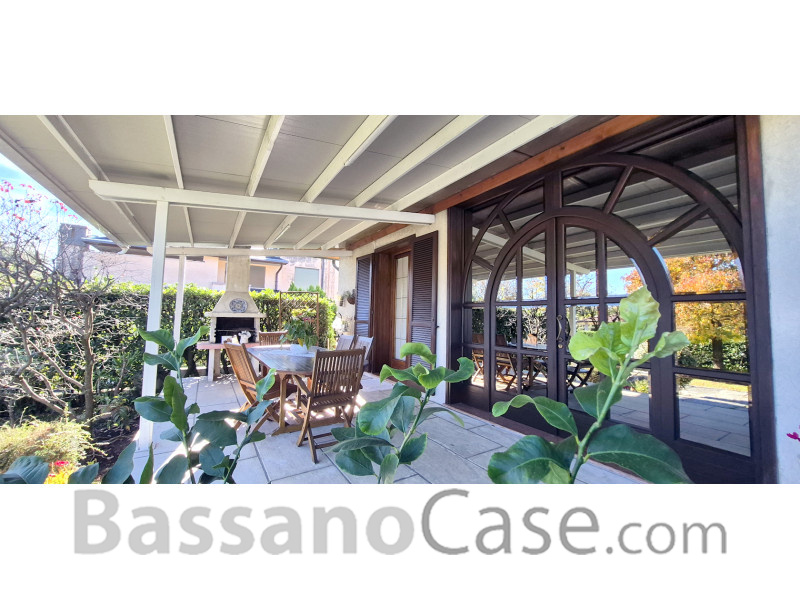 VILLA SINGOLA SVILUPPATA SU UN SINGOLO PIANO IN VENDITA NEI LIMITROFI DI BASSANO DEL GRAPPA - Foto 3 di 24