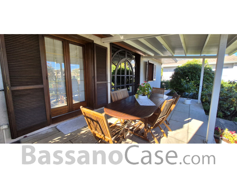 VILLA SINGOLA SVILUPPATA SU UN SINGOLO PIANO IN VENDITA NEI LIMITROFI DI BASSANO DEL GRAPPA - Foto 4 di 24