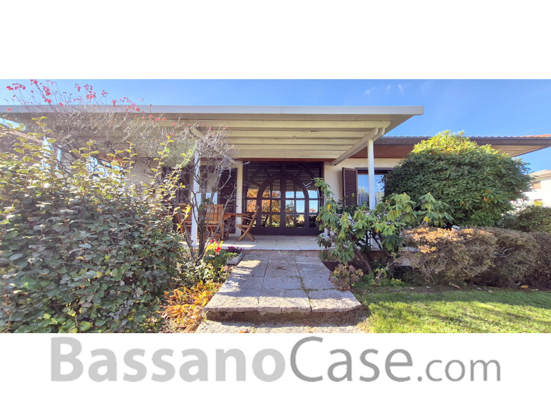 VILLA SINGOLA SVILUPPATA SU UN SINGOLO PIANO IN VENDITA NEI LIMITROFI DI BASSANO DEL GRAPPA - Foto 2 di 24