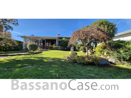 VILLA SINGOLA SVILUPPATA SU UN SINGOLO PIANO IN VENDITA NEI LIMITROFI DI BASSANO DEL GRAPPA