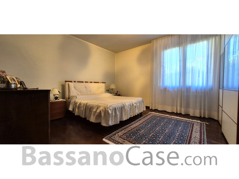 VILLA SINGOLA SVILUPPATA SU UN SINGOLO PIANO IN VENDITA NEI LIMITROFI DI BASSANO DEL GRAPPA - Foto 11 di 24