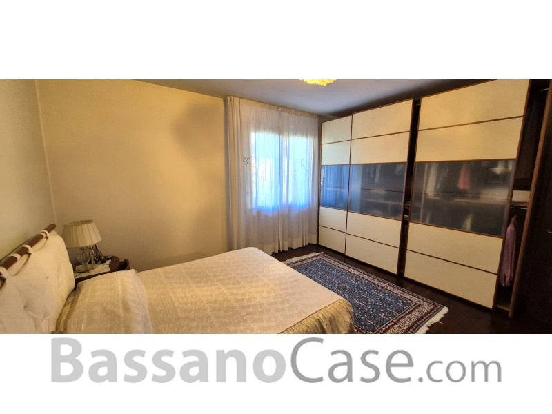 VILLA SINGOLA SVILUPPATA SU UN SINGOLO PIANO IN VENDITA NEI LIMITROFI DI BASSANO DEL GRAPPA - Foto 12 di 24