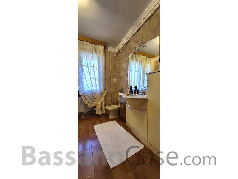 VILLA SINGOLA SVILUPPATA SU UN SINGOLO PIANO IN VENDITA NEI LIMITROFI DI BASSANO DEL GRAPPA - Foto 15 di 24