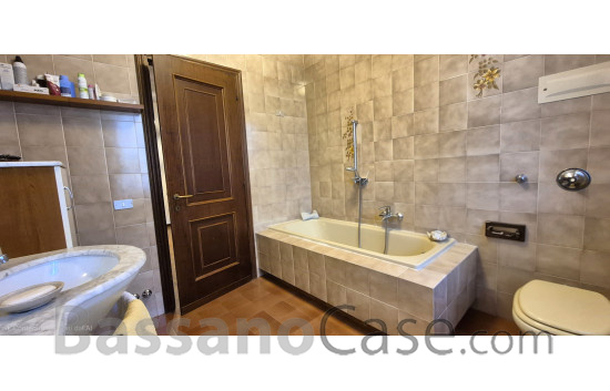 VILLA SINGOLA SVILUPPATA SU UN SINGOLO PIANO IN VENDITA NEI LIMITROFI DI BASSANO DEL GRAPPA - Foto 16 di 24