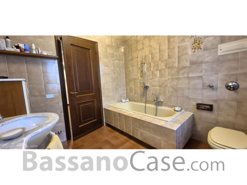 VILLA SINGOLA SVILUPPATA SU UN SINGOLO PIANO IN VENDITA NEI LIMITROFI DI BASSANO DEL GRAPPA - Foto 16 di 24