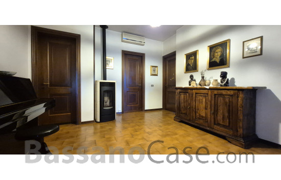 VILLA SINGOLA SVILUPPATA SU UN SINGOLO PIANO IN VENDITA NEI LIMITROFI DI BASSANO DEL GRAPPA - Foto 10 di 24