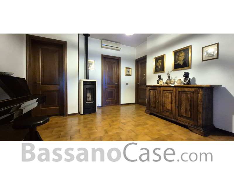 VILLA SINGOLA SVILUPPATA SU UN SINGOLO PIANO IN VENDITA NEI LIMITROFI DI BASSANO DEL GRAPPA - Foto 10 di 24