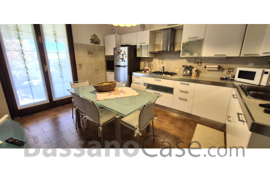 VILLA SINGOLA SVILUPPATA SU UN SINGOLO PIANO IN VENDITA NEI LIMITROFI DI BASSANO DEL GRAPPA - Foto 9 di 24