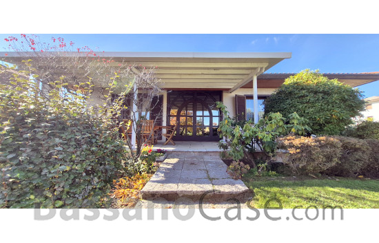 VILLA SINGOLA SVILUPPATA SU UN SINGOLO PIANO IN VENDITA NEI LIMITROFI DI BASSANO DEL GRAPPA - Foto 2 di 24