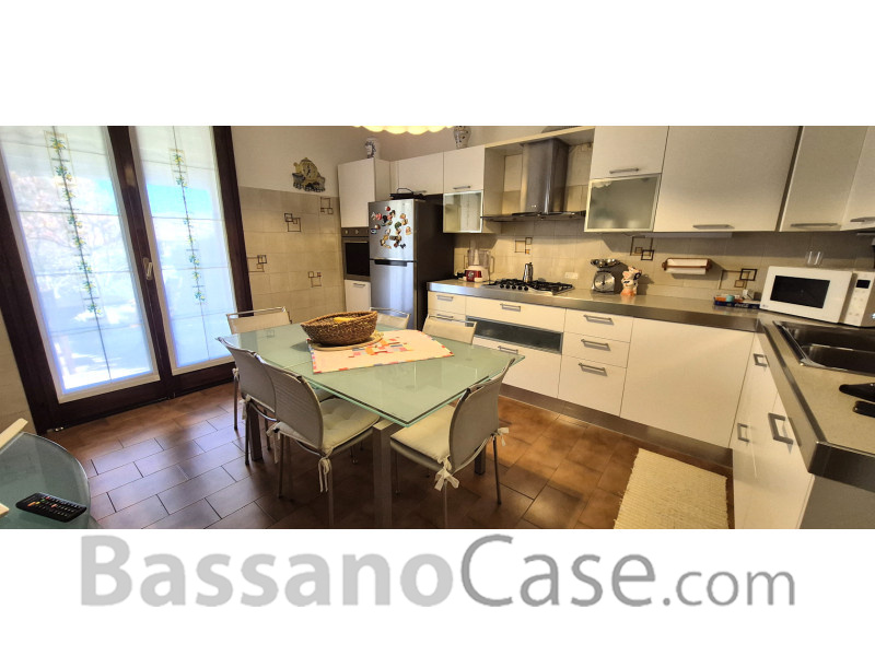 VILLA SINGOLA SVILUPPATA SU UN SINGOLO PIANO IN VENDITA NEI LIMITROFI DI BASSANO DEL GRAPPA - Foto 9 di 24