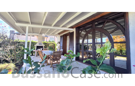 VILLA SINGOLA SVILUPPATA SU UN SINGOLO PIANO IN VENDITA NEI LIMITROFI DI BASSANO DEL GRAPPA - Foto 3 di 24