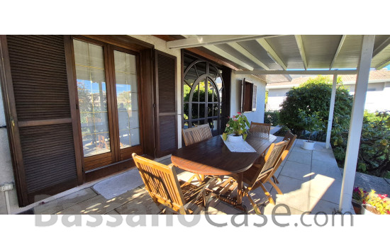 VILLA SINGOLA SVILUPPATA SU UN SINGOLO PIANO IN VENDITA NEI LIMITROFI DI BASSANO DEL GRAPPA - Foto 4 di 24