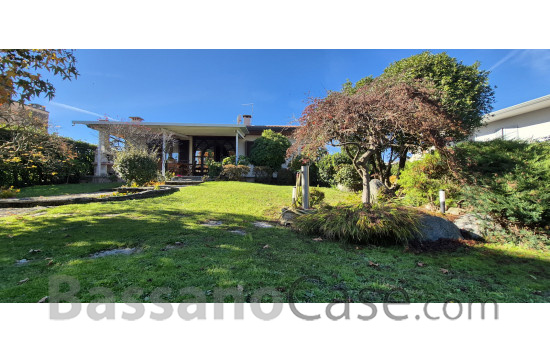 VILLA SINGOLA SVILUPPATA SU UN SINGOLO PIANO IN VENDITA NEI LIMITROFI DI BASSANO DEL GRAPPA