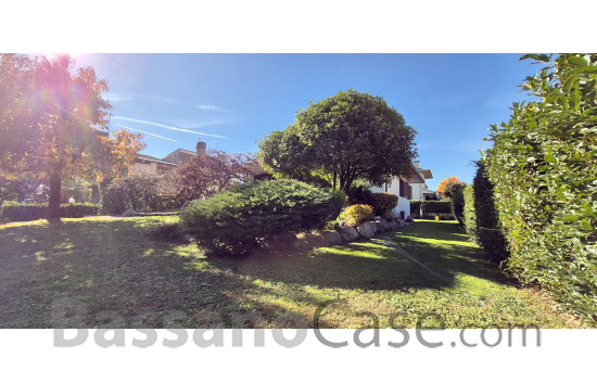 VILLA SINGOLA SVILUPPATA SU UN SINGOLO PIANO IN VENDITA NEI LIMITROFI DI BASSANO DEL GRAPPA - Foto 1 di 24