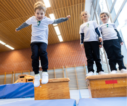 'Warum der Schuh-Riese jetzt die Schulbank drückt (und dabei Herz zeigt)' News Teaserbild