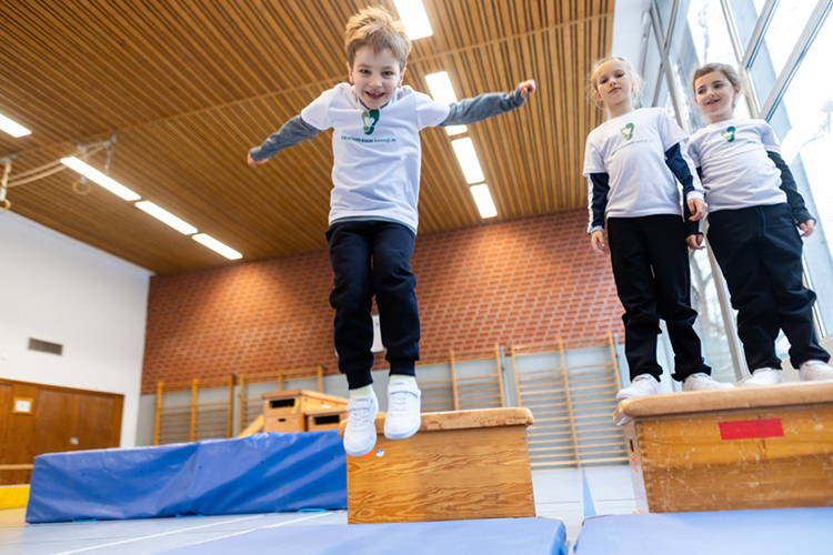 'Gemeinsam aktiv: DEICHMANN bringt Grundschulen in Bewegung' Hauptbild