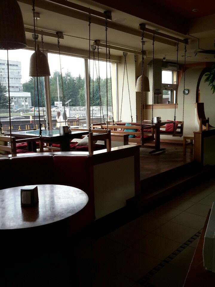 Качели в кафе