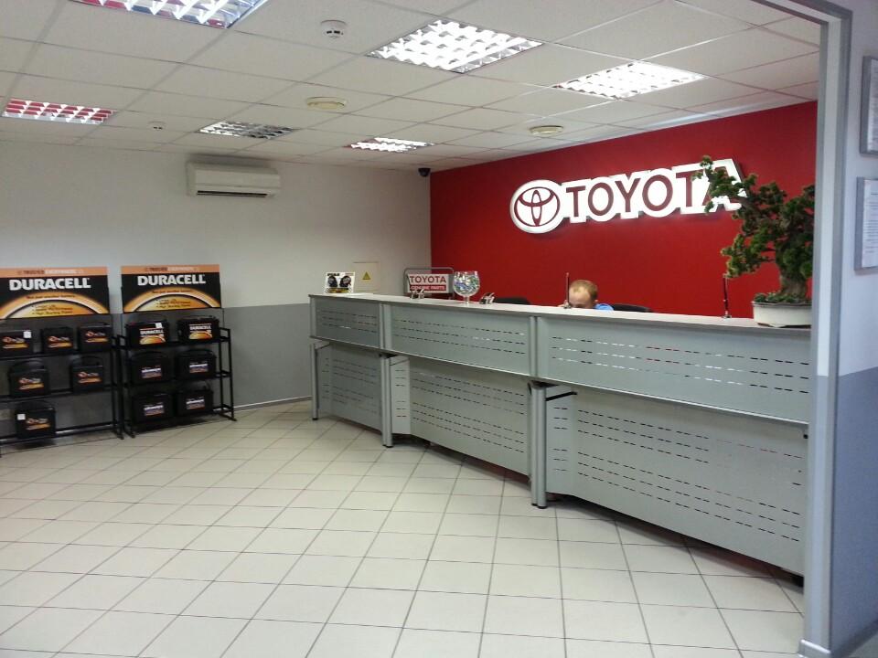 Альфа мотор групп сотрудники. Лип в автомастерской. Мотор групп. Альфа мотор групп. Мотор групп логотип.