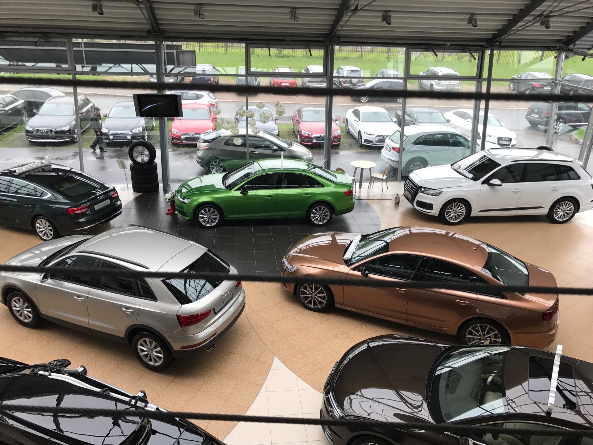 Ауди центр санкт петербург. Ауди центр стачек 106 санкт-петербурге. ауди стачек 106. вадим ломов ауди центр петербург. audi центр витебский станция зарядки.