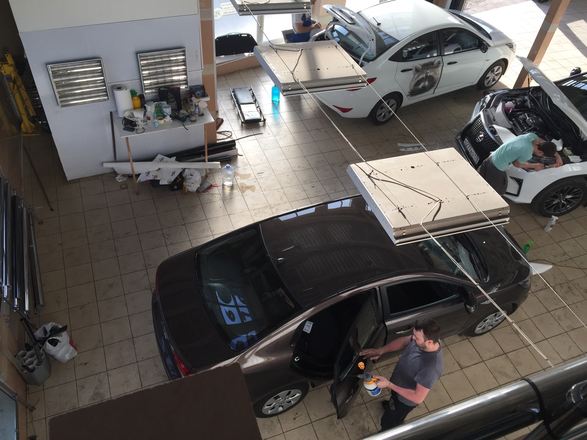 Платинум гараж. Гараж для тонировки. Клиентская для автомойки. Платинум гараж на александровской. Платинум гараж шателена.