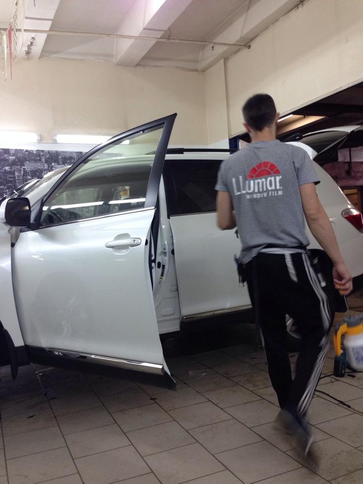 Двойные стекла с тонировкой. Тонировка московский. Тонировка автомобиля в москве. Тонировка авто в москве. Разная тонировка на стеклах автомобиля.