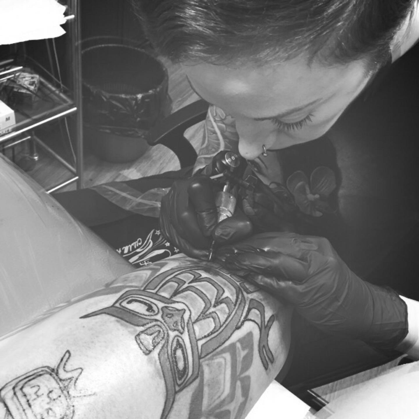 тату салон чернее черного. тату салон вывеска. тату салон. тату студия. тату студия.