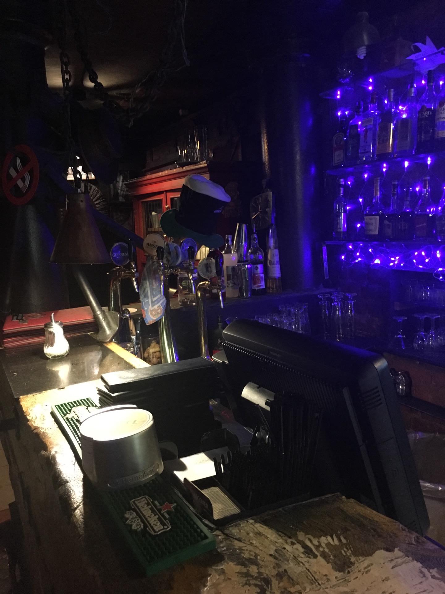 Ломоносова 16 бар. Ворона бар. Ворон из металла. Ворона бар. Ворон и ворон бар спб.